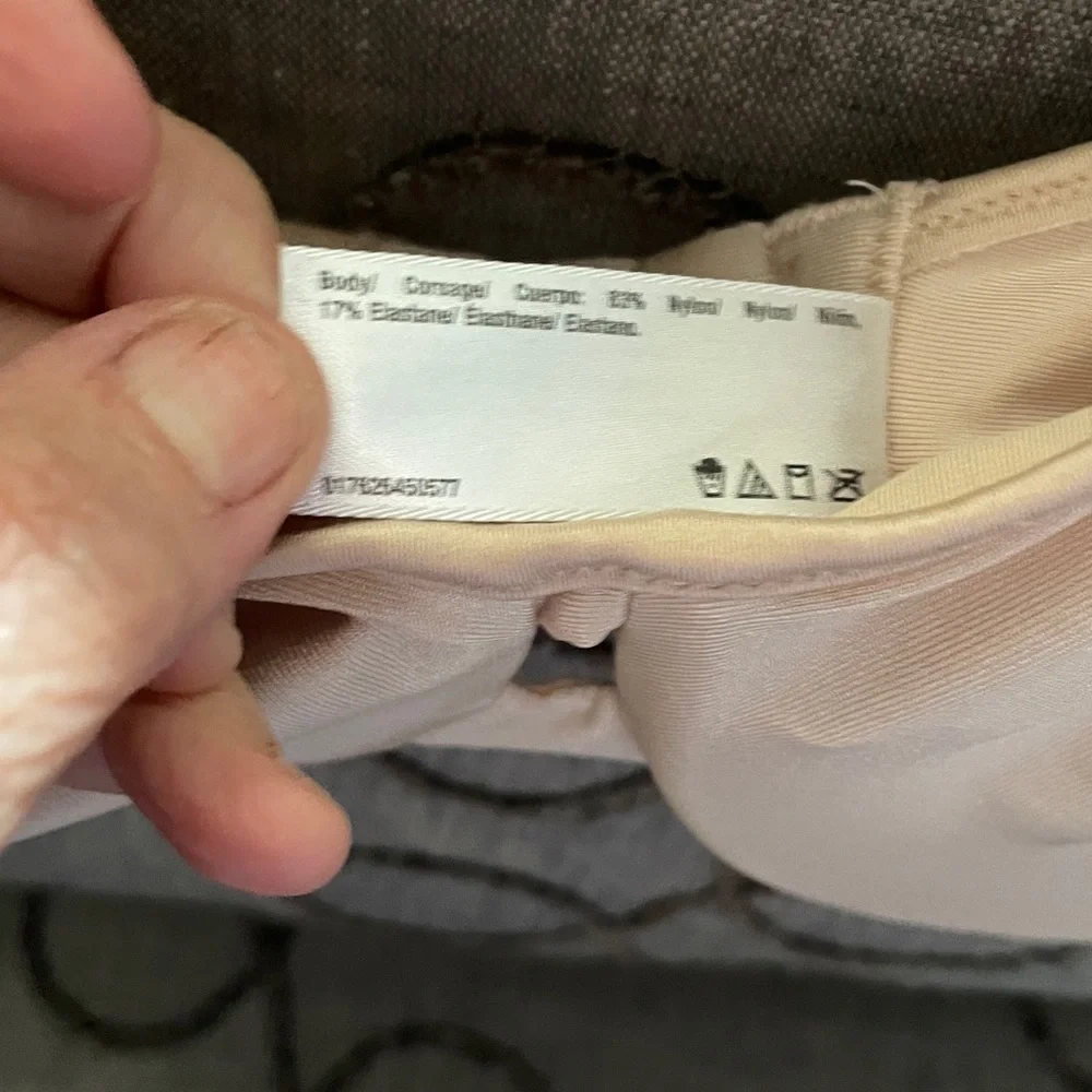 Lilyette Bra nude 38D .  Unpadded underwire style.  Adjustable straps.  EUC - Picture 3 of 12